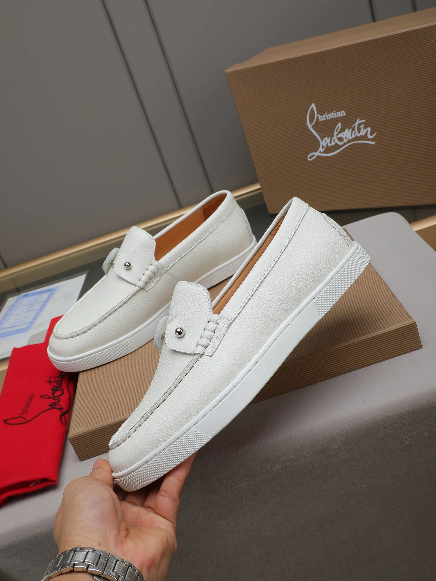 PP480 Christian Louboutin (red-soled shoes) Italian men's casual sneakers are shipped! Each pair of shoes from this Italian handmade shoe brand has a simple and classic design, which is very comfortable and versatile! The upper fabric of this shoe is made of imported cowhide, with high-end and comfortable cowhide lining! The outsole is made of original rubber bottom sheets and is lined with cowhide! Brand-specific mold-opening foot bed, exclusive private mold control! Original box packaging! 39 40 41 42 43 44 (38 45 46 customized)
